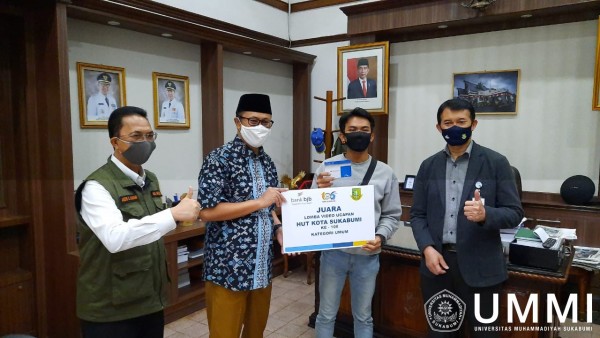 Walikota Sukabumi Berikan Hadiah Kepada Mahasiswa UMMI Juara Video Ucapan Hut Kota Sukabumi Ke 106