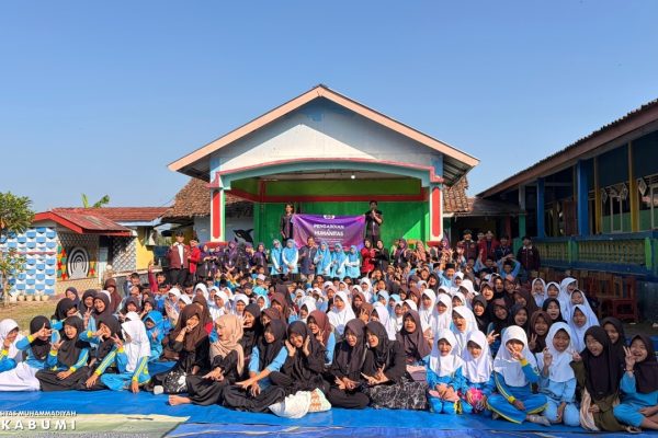 PK IMM Fakultas Kesehatan dan BEM FKIP UMMI Gelar Pengabdian X Humanitas di MI Darul Muta’alimin